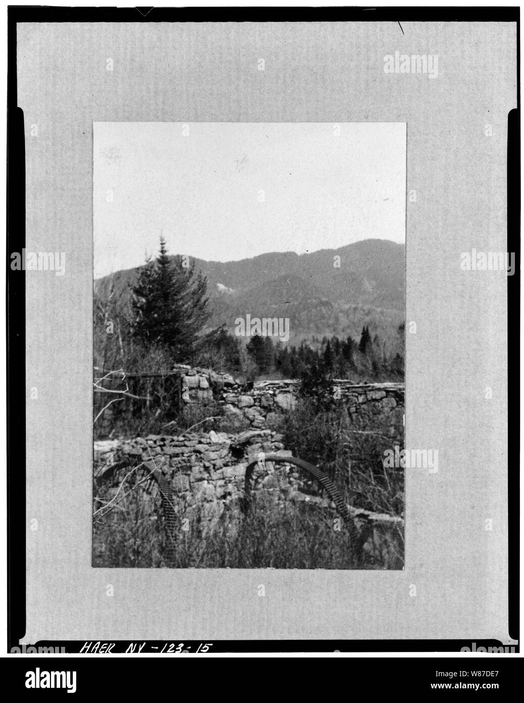 15. Fotocopiata Giugno 1978. Ruota le rovine della casa del " nuovo " forno. Ingranaggio a segmento resti visibile in piedi nella fossa RUOTA IN PRIMO PIANO. Fonte: MCINTYRE SVILUPPO, NL Industries, TAHAWUS, N.Y. - Adirondack Iron & Steel Company, nuovo forno, il fiume Hudson, Tahawus, Essex County, NY Foto Stock