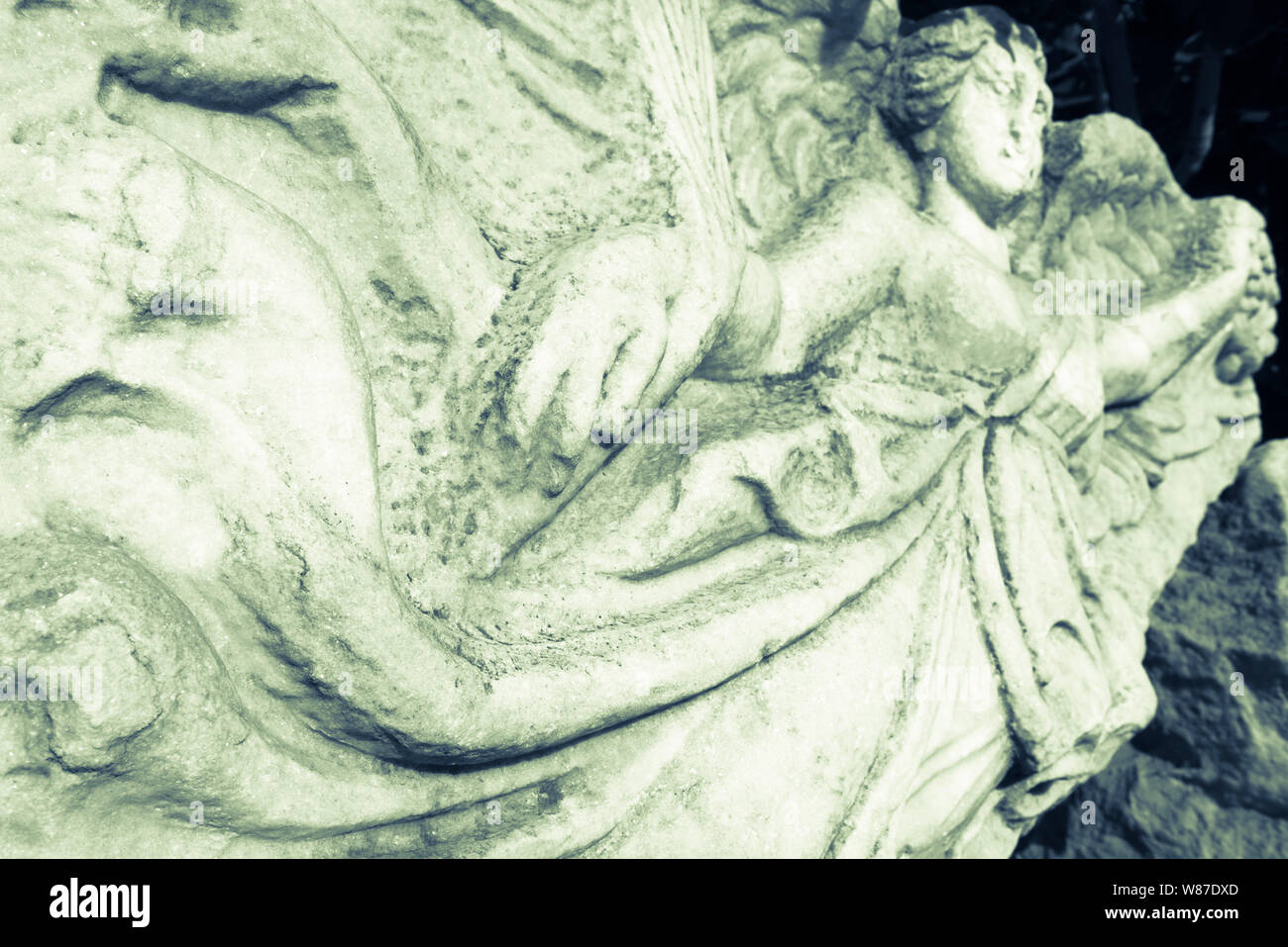 Il selenio tonica, immagine in bianco e nero di swoosh sulla pietra scultura in rilievo della dea greca Nike ad antiche rovine di Efeso, early morning light. Turchia Foto Stock
