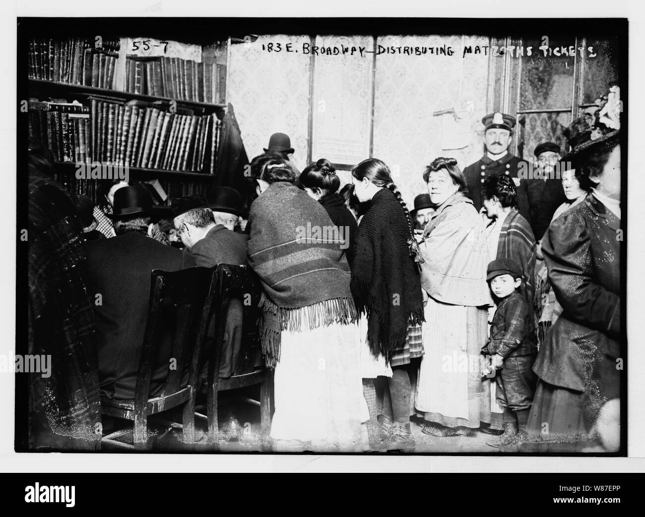183 E. Broadway, distribuendo matzoths cioè matzot biglietti Foto Stock