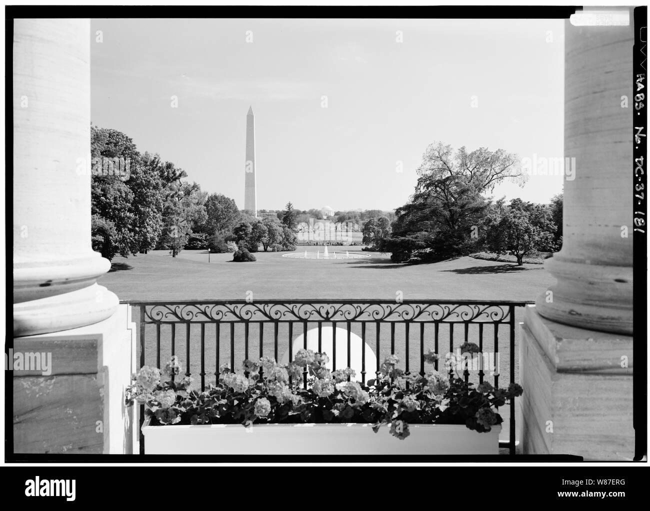181. Motivi del sud; vista guardando a sud dal portico sud al Jefferson Memorial; 181. Motivi del sud; vista guardando a sud dal portico sud al Jefferson Memorial - la Casa Bianca, 1600 Pennsylvania Avenue, Northwest, Washington, Distretto di Columbia, DC Foto Stock