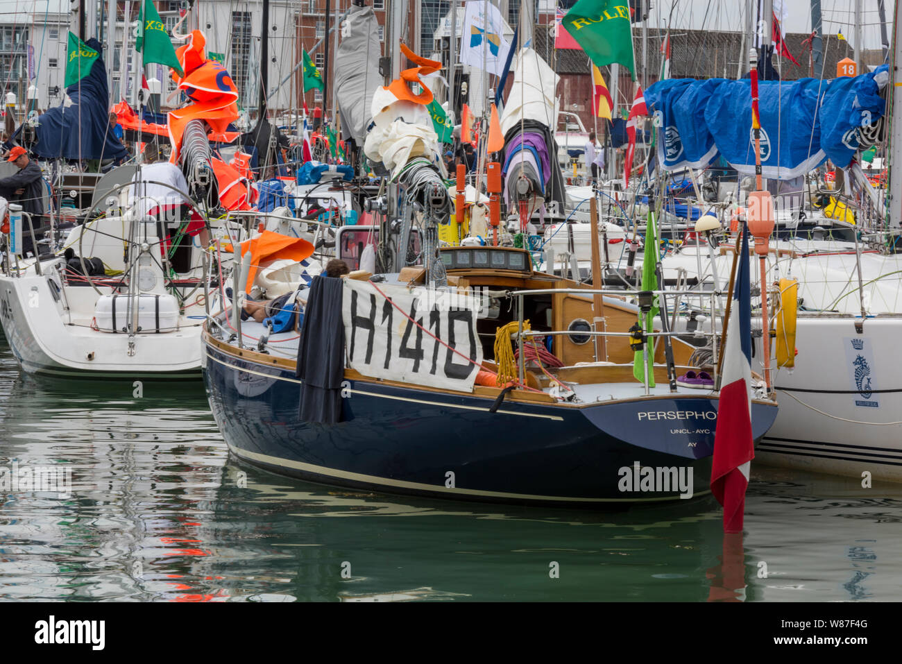 Un classico registrato francese yacht in legno a Cowes yacht haven allo start della gara di fastnet durante la Cowes Week. Foto Stock