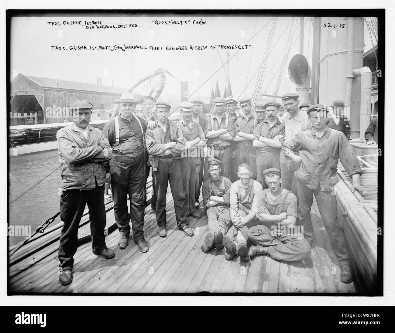 1a mate Thos. Gushe Gushie, Geo. Wardwill, Chief Engineer & l'equipaggio ofRoosevelt Foto Stock