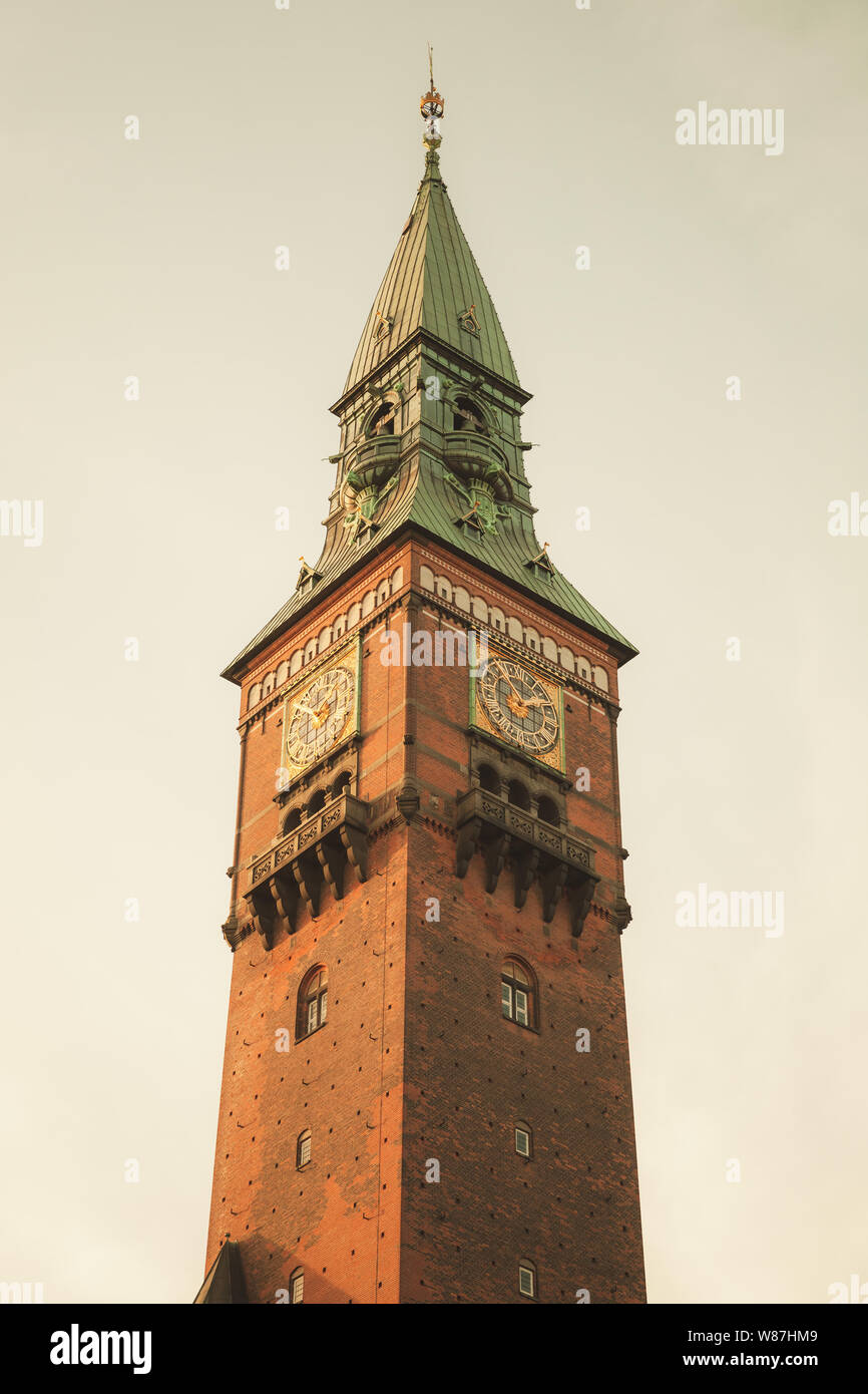 La torre dell'orologio di Copenhagen city hall, Danimarca. Vintage foto dai toni retrò con correzione delle tonalità effetto di filtro Foto Stock