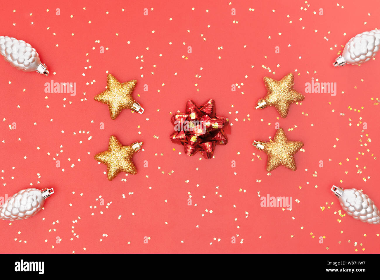 Palla dorata, star e campana sulla rosa corallo vivente sfondo per il compleanno, Natale o di cerimonia nuziale Foto Stock