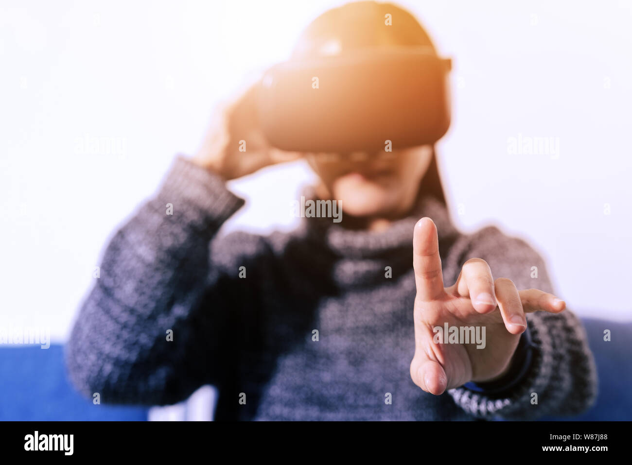 Donna che indossa occhiali per realtà virtuale. Utilizzando lo smartphone con auricolari VR Foto Stock