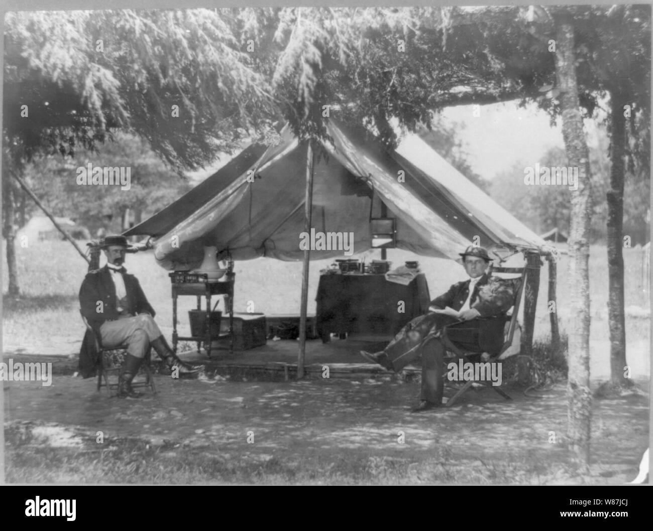 2 ufficiali del personale del generale A.A. Humphrey seduti nella parte anteriore della tenda Foto Stock