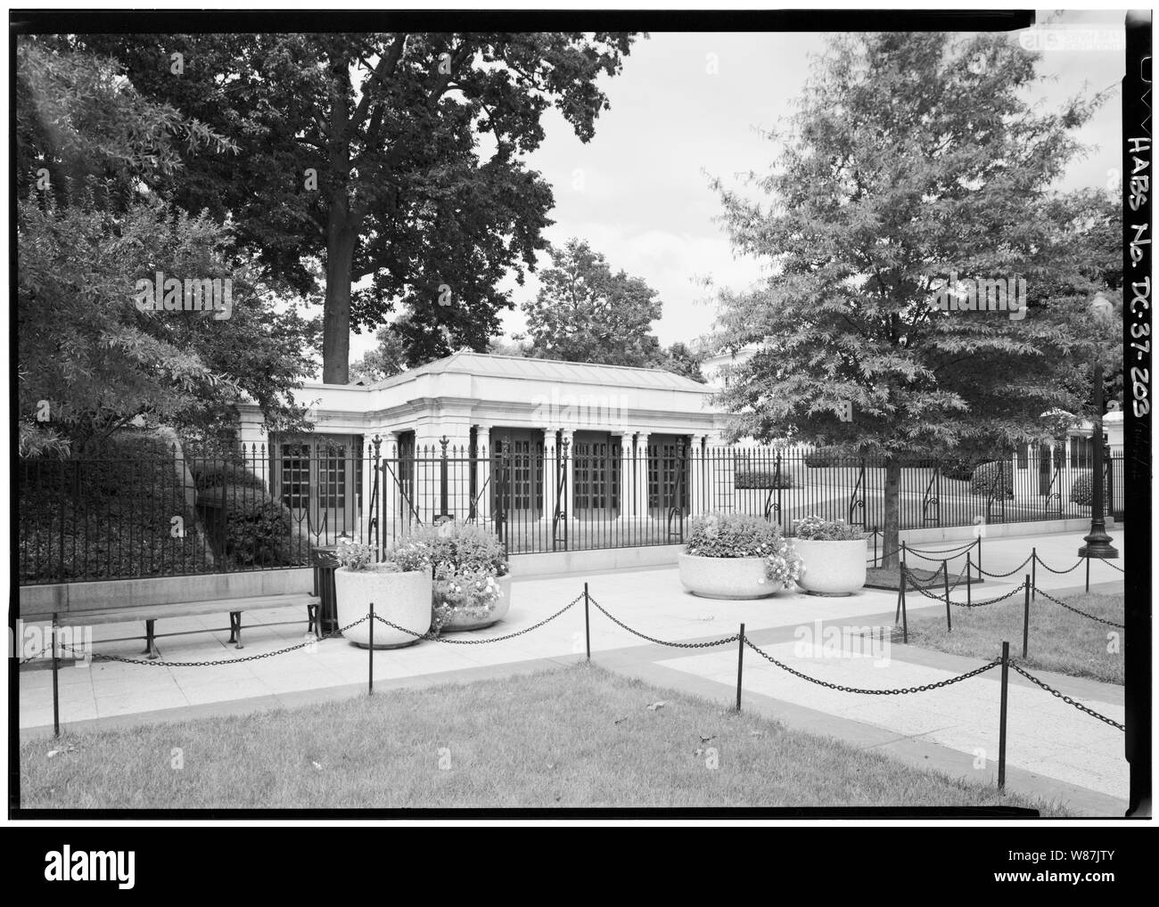 203. Motivi del sud; vista Entrata Visitatori Edificio, cercando NW; 203. Motivi del sud; vista Entrata Visitatori Edificio, cercando NW - la Casa Bianca, 1600 Pennsylvania Avenue, Northwest, Washington, Distretto di Columbia, DC Foto Stock