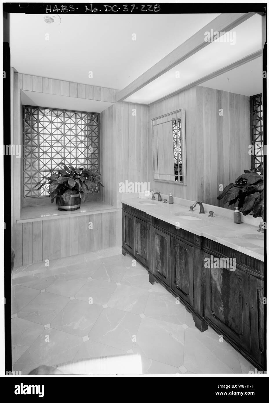 179. Ufficio ovale; Vista porta est al Rose Garden; 179. Ufficio ovale; Vista porta est al Rose Garden - la Casa Bianca, 1600 Pennsylvania Avenue, Northwest, Washington, Distretto di Columbia, DC Foto Stock