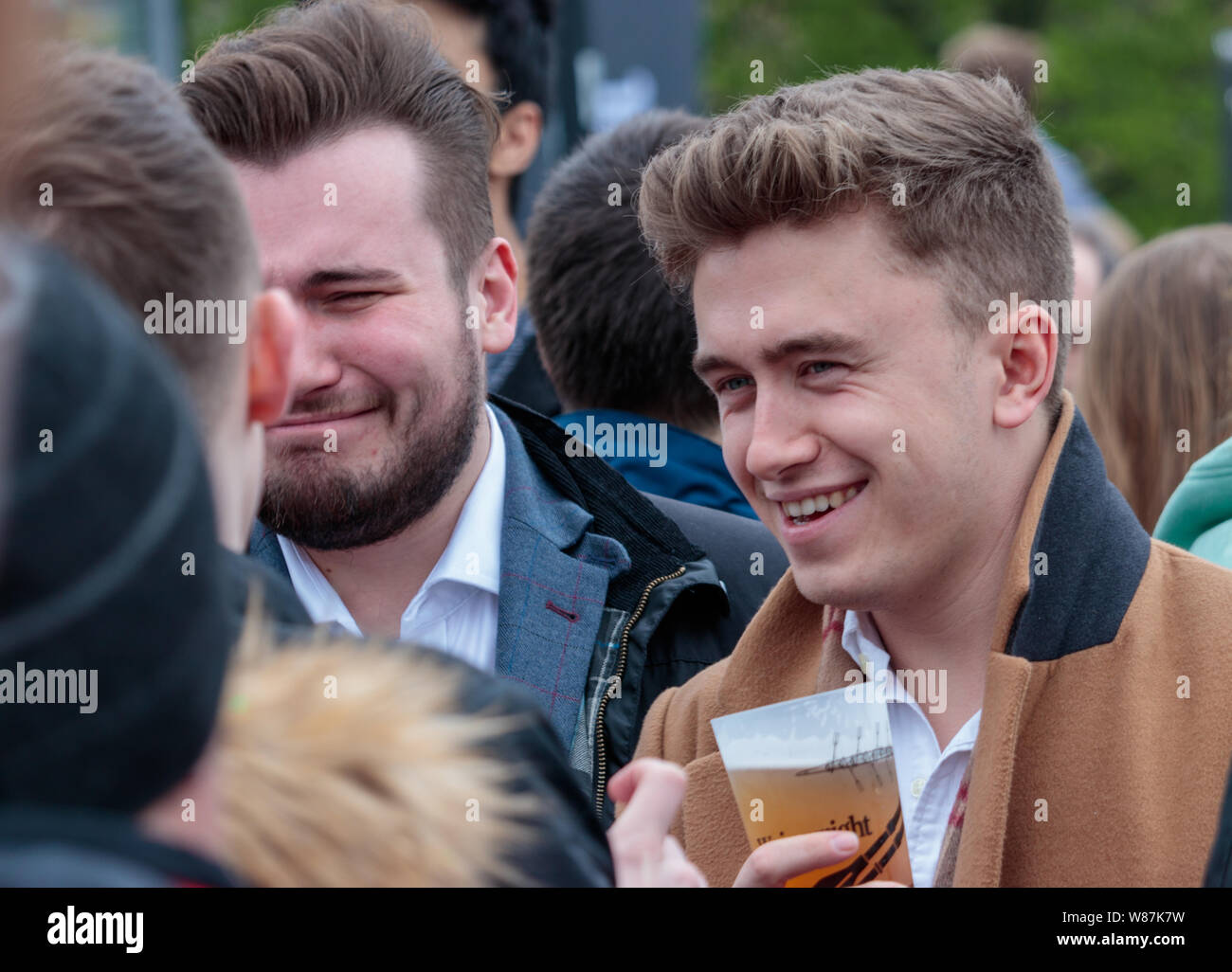 Persone non identificate godendo la barca in gara la Hammersmith fan zone Foto Stock