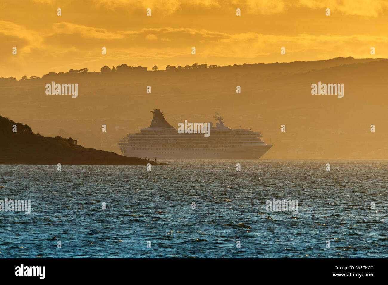 Il Phoenix Reisen Artania lasciare Belfast, Irlanda del Nord Foto Stock