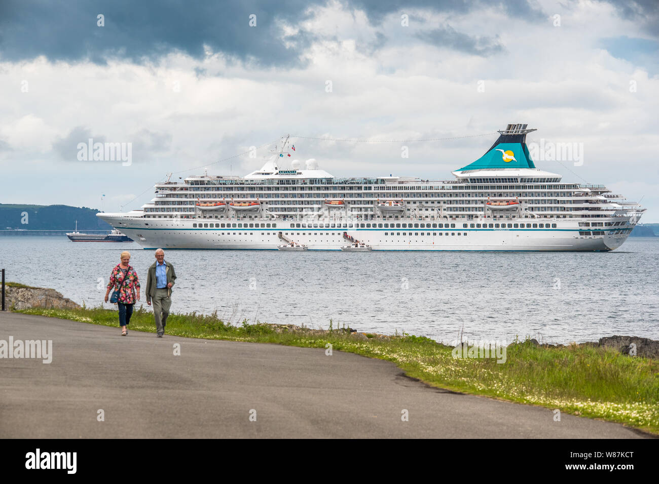 Il Phoenix Reisen Artania ancorato a Belfast Lough a Bangor, Irlanda del Nord Foto Stock