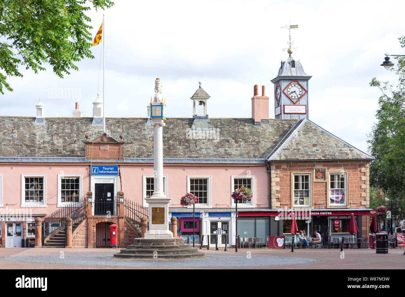 Mercato Monumento a croce e il Vecchio Municipio, Market Cross, Carlisle, città di Carlisle, Cumbria, England, Regno Unito Foto Stock