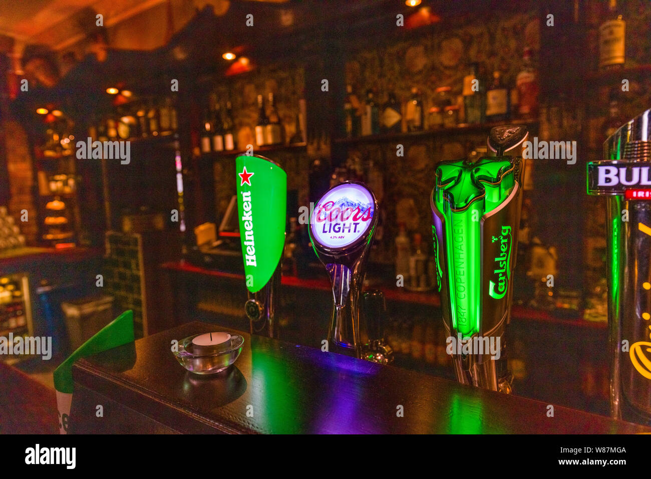 La birra alla spina tap in Corleys Abbey Lodge in Ballintubber County Mayo Irelnad Foto Stock