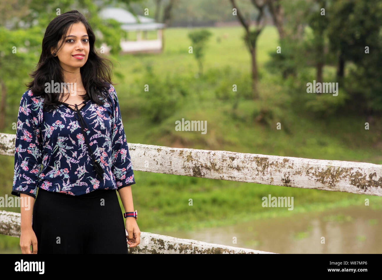 Sud ragazza indiana presso il Parco Nazionale di Kaziranga Foto Stock