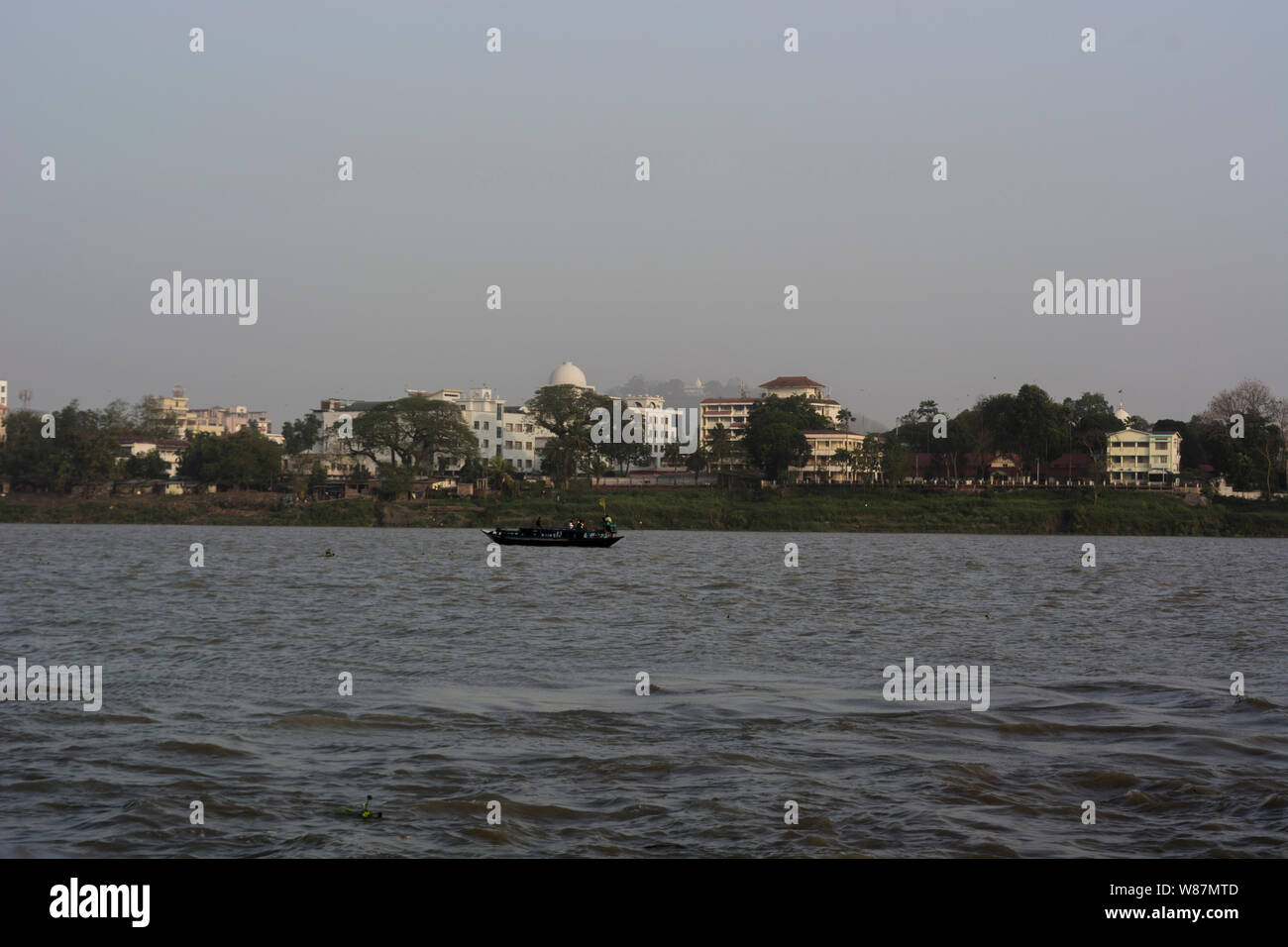 Vista dal tempio Umananda si trova in un'isola circondata dal fiume Bhramputra Foto Stock