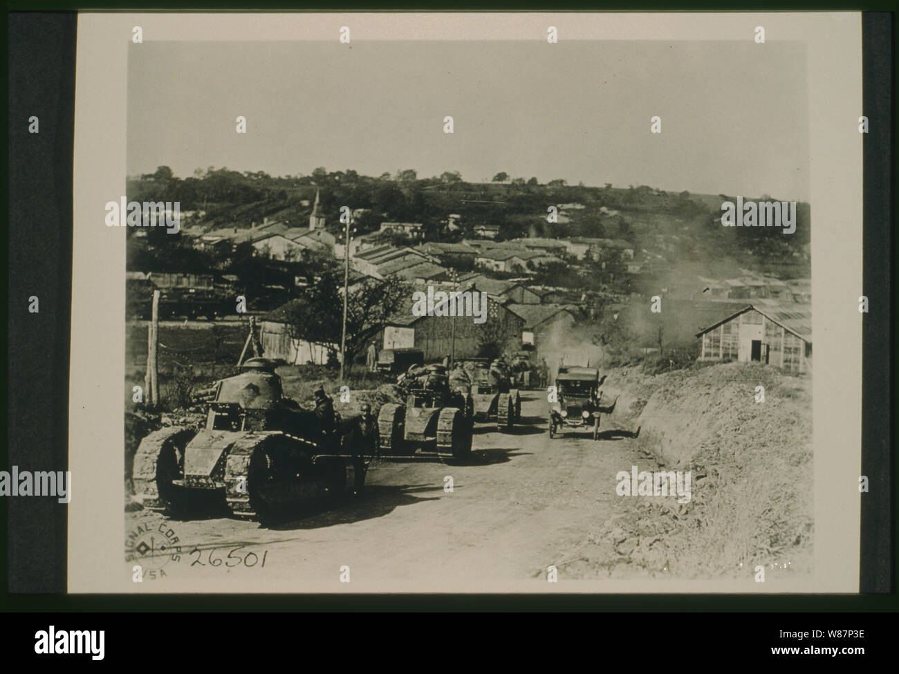 337Co, 13 Bat 505th REG--serbatoi francese passando attraverso Rampont, Fr. Oct 10/18 / Signal Corps U.S.A. Foto Stock