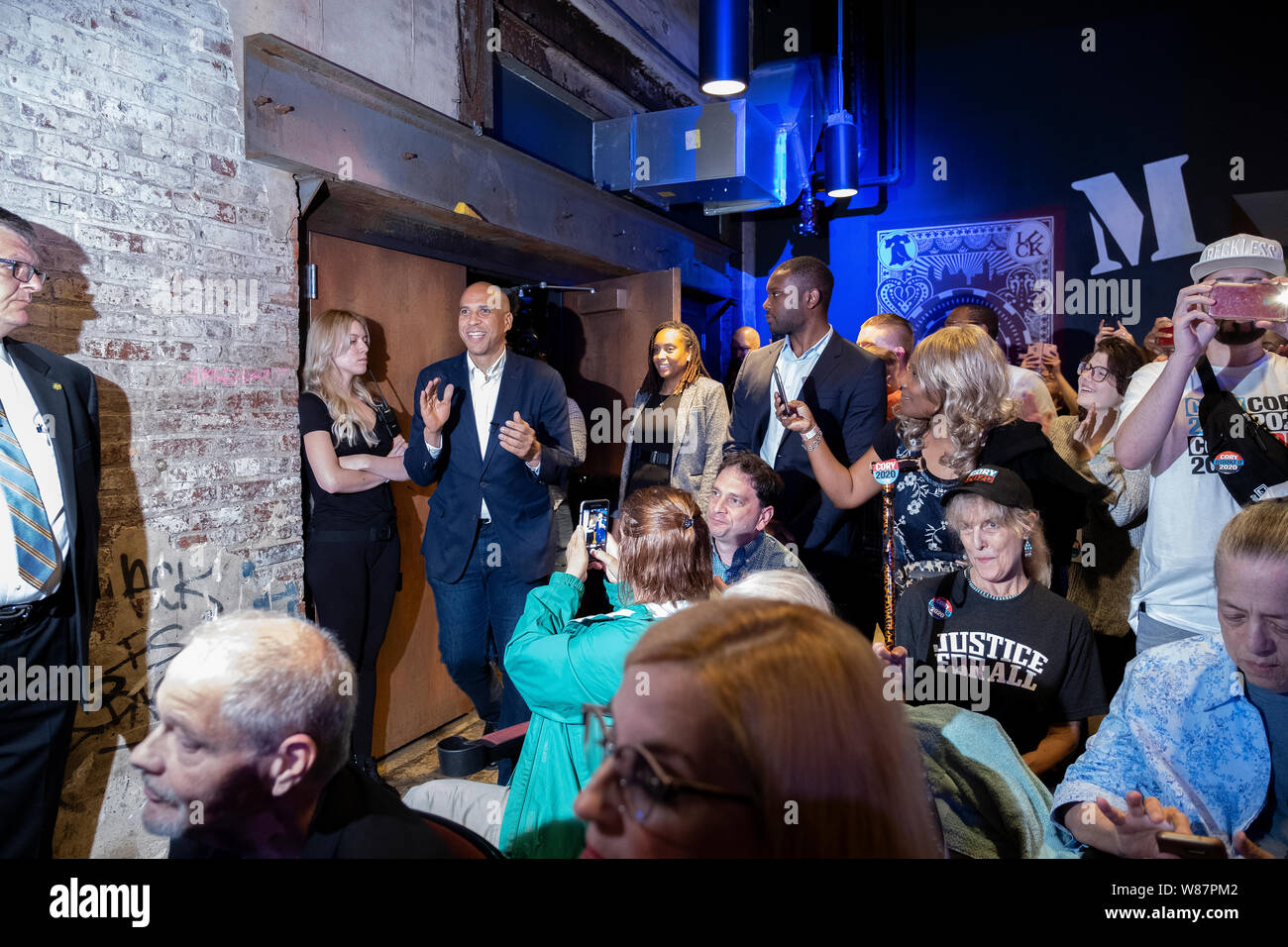 Candidato presidenziale democratico Cory Booker (D-NJ) compare durante un aumento di Philadelphia evento al Fillmore Philadelphia. Foto Stock