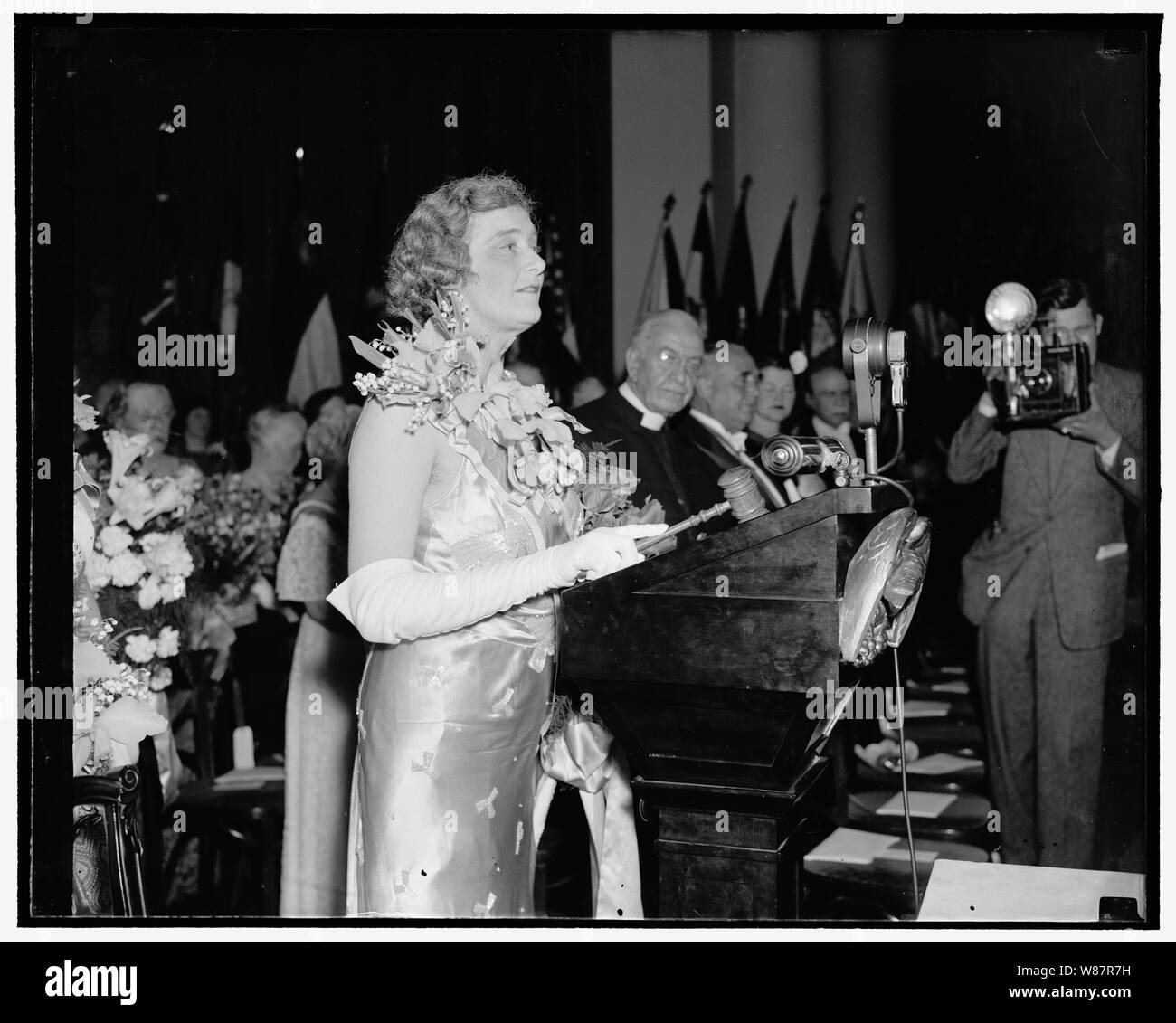 Xlvii D.A.R. Congresso continentale ha chiamato per l'ordine. Washington, 18 aprile. Con la Sig.ra William A. Becker, presidente generale per gli ultimi tre anni, brandendo il martello al quarantasettesimo annuale congresso continentale delle Figlie della Rivoluzione Americana convocato in Constitution Hall stasera, 4/18/37 Foto Stock