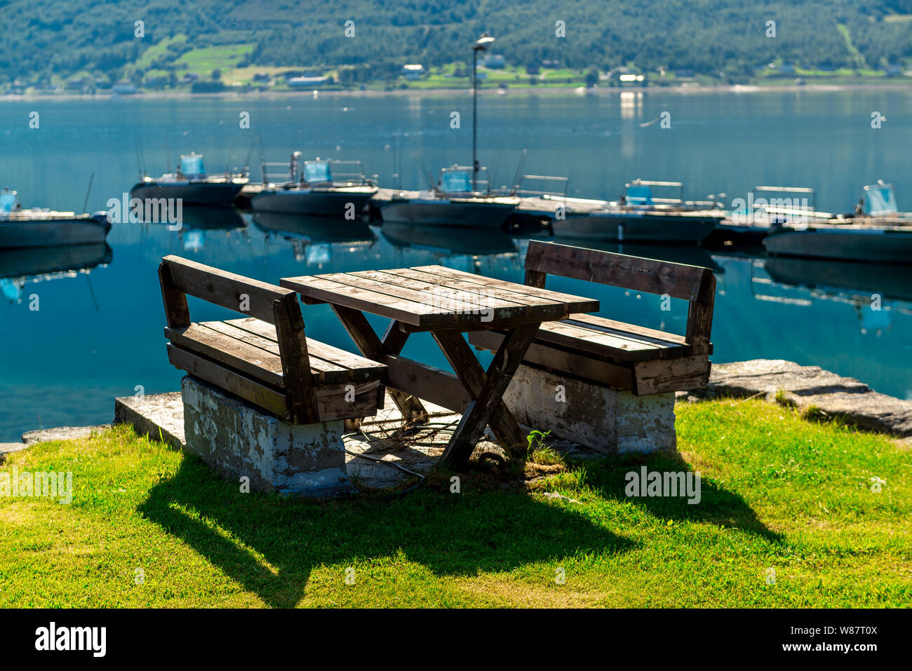 Picnic di fine corsa a riposo in legno area della decorazione della tavola e bandiera norvegese sul fiordo di Lake Shore. Vacanze relax sul viaggio. La Scandinavia Europa. Foto Stock