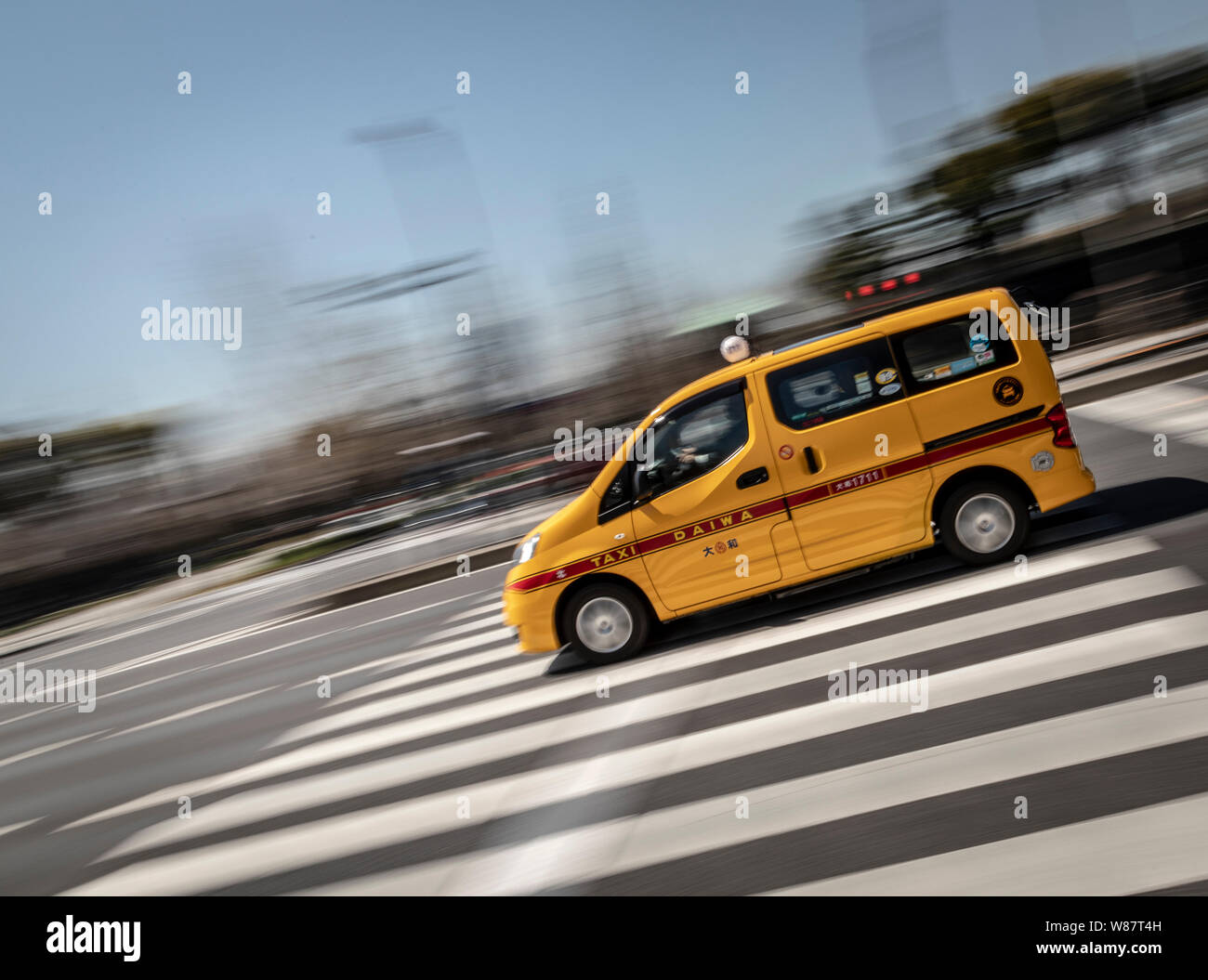 Tokyo taxi guida su padestrian crossing, Tokyo, Giappone. Foto Stock