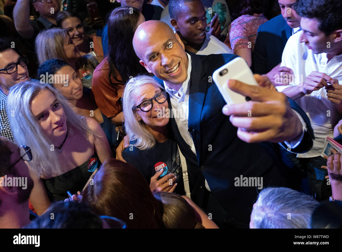 Candidato presidenziale democratico Cory Booker (D-NJ) compare durante un aumento di Philadelphia evento al Fillmore Philadelphia. Foto Stock