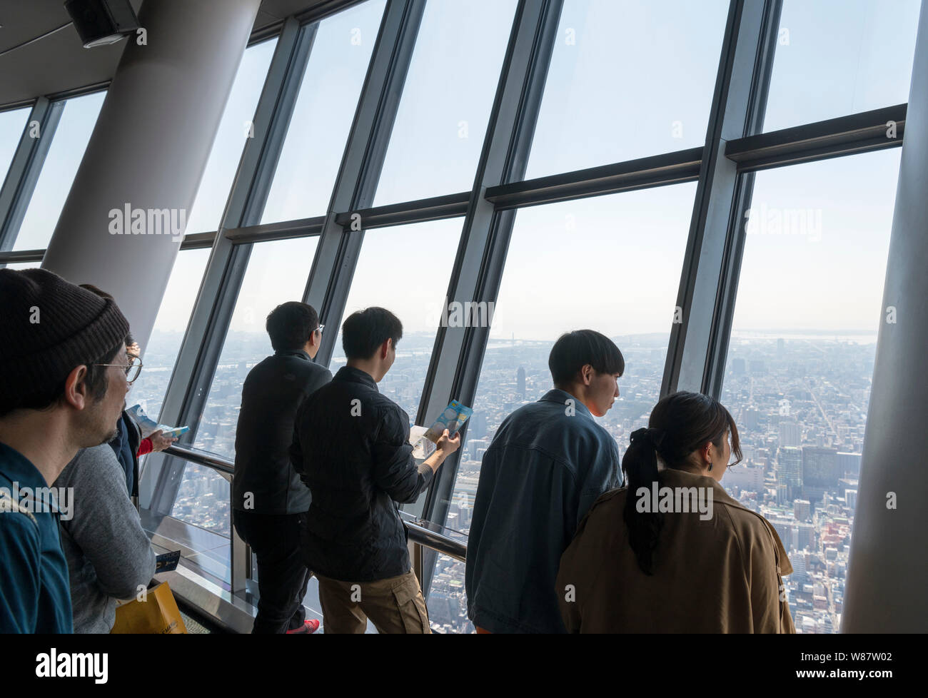 Visitatori godendo la vista aerea sulla città dal ponte di osservazione di Tokyo Skytree,Tokyo, Giappone Foto Stock