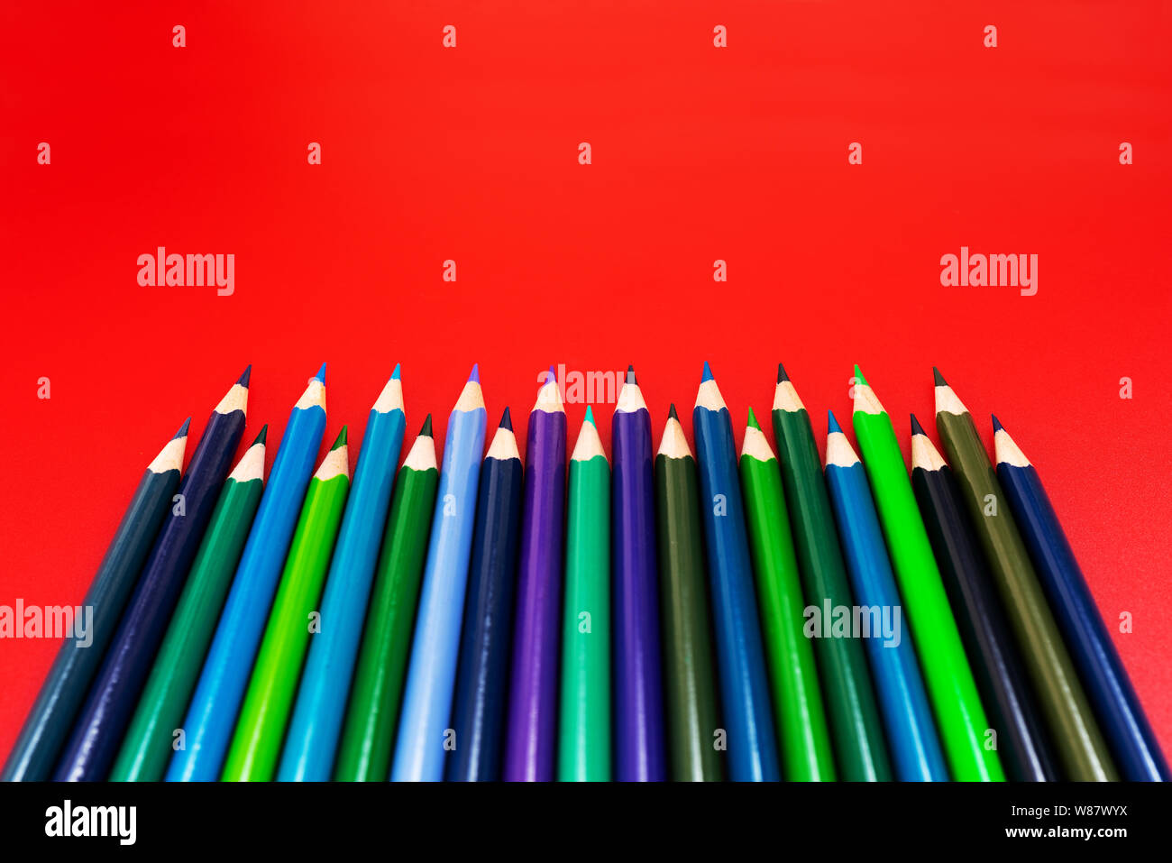 Benvenuti torna a scuola lo sfondo colorato a matita a colori su sfondo rosso con spazio di copia Foto Stock