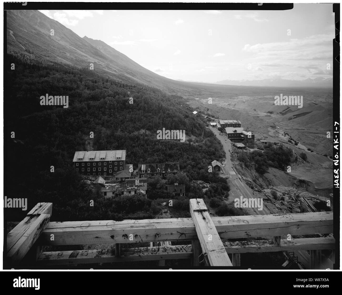 Vista guardando a sud verso MCCARTHY, mostra Boarding House sulla sinistra - Rame Kennecott Corporation, sul fiume di rame e Northwestern Railroad, Kennicott, Valdez-Cordova Area di censimento, AK Foto Stock