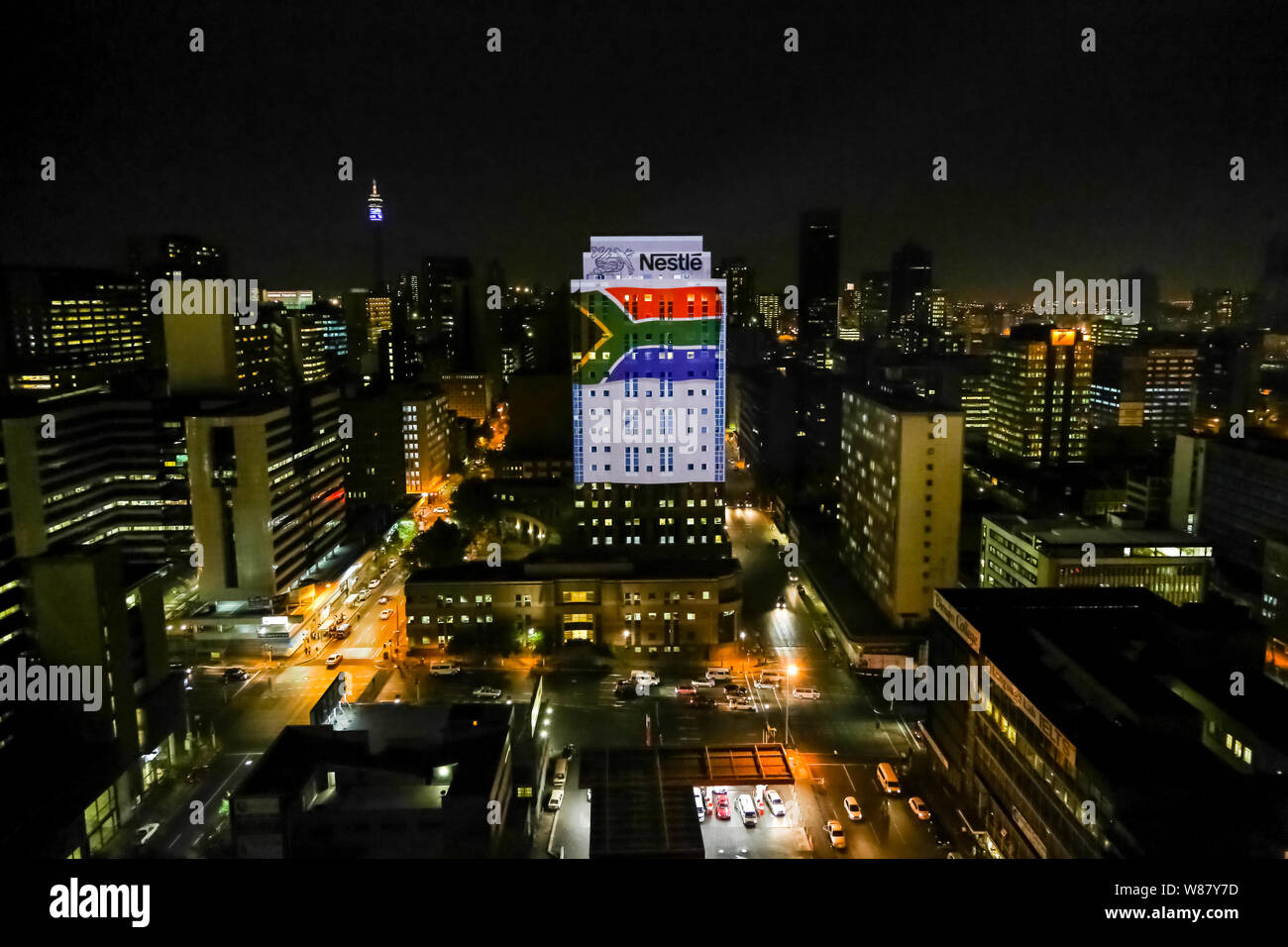 Johannesburg, Sud Africa - 17 Settembre 2013: angolo alto vista dell edificio illuminato e scene di strada di Braamfontein sobborgo di Johannesburg un CBD Foto Stock