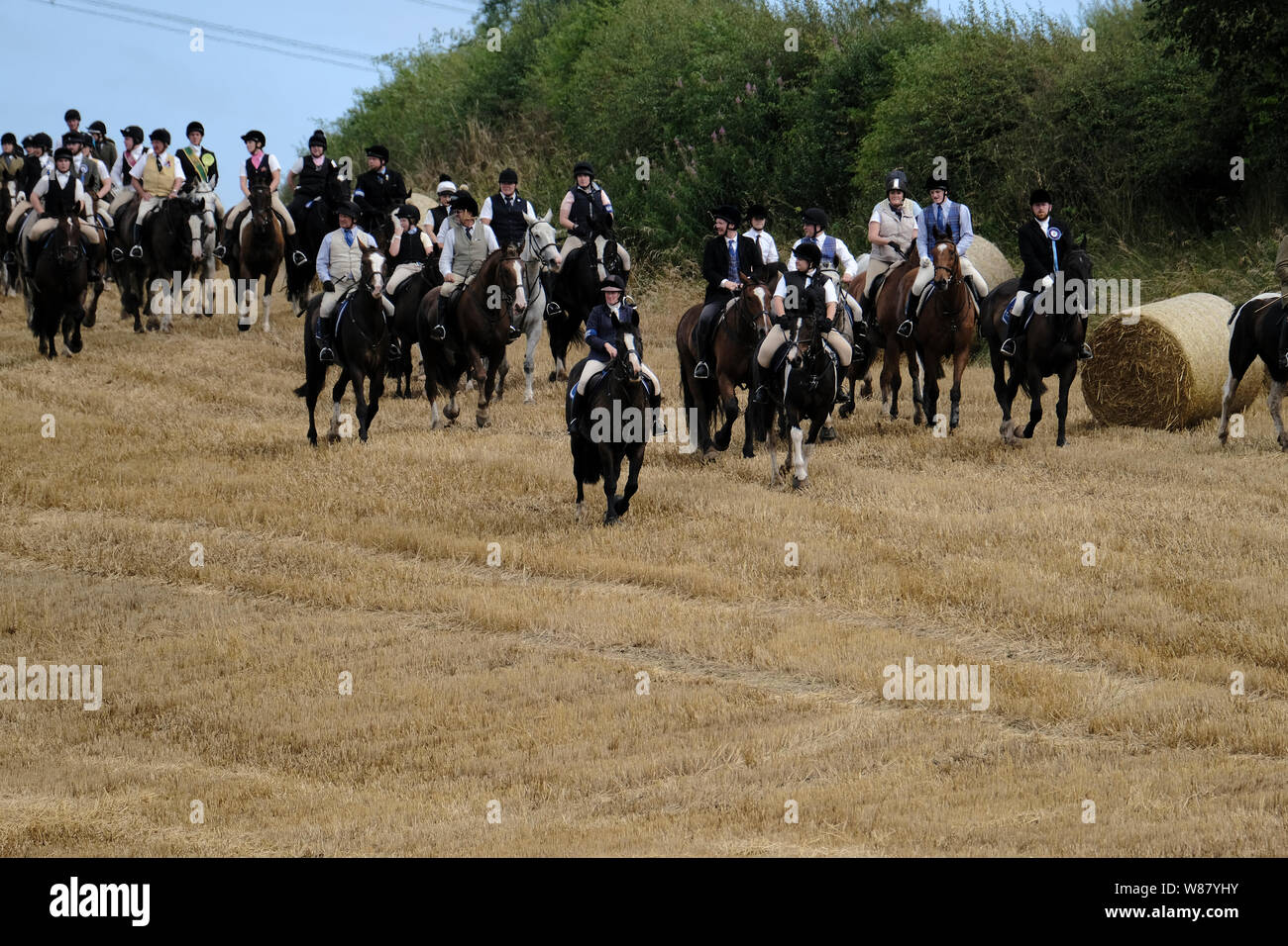 Coldstream, Regno Unito. 08 Ago, 2019. Coldstream, Scozia - agosto 08: Coldstream Civic settimana - Flodden Rideout piloti al galoppo sui campi durante la Flodden Rideout giovedì 08 agosto 2019, oltre 250 cavalli e cavalieri Coldstreamer join: Jonathon Wallis Mano Destra Uomo: Chris Lione mano sinistra l'uomo: Stefan Home su il cerimoniale di visita a Branxton Hill, in Northumberland, il sito della battaglia di Flodden nel 1513. ( Credito: Rob grigio/Alamy Live News Foto Stock