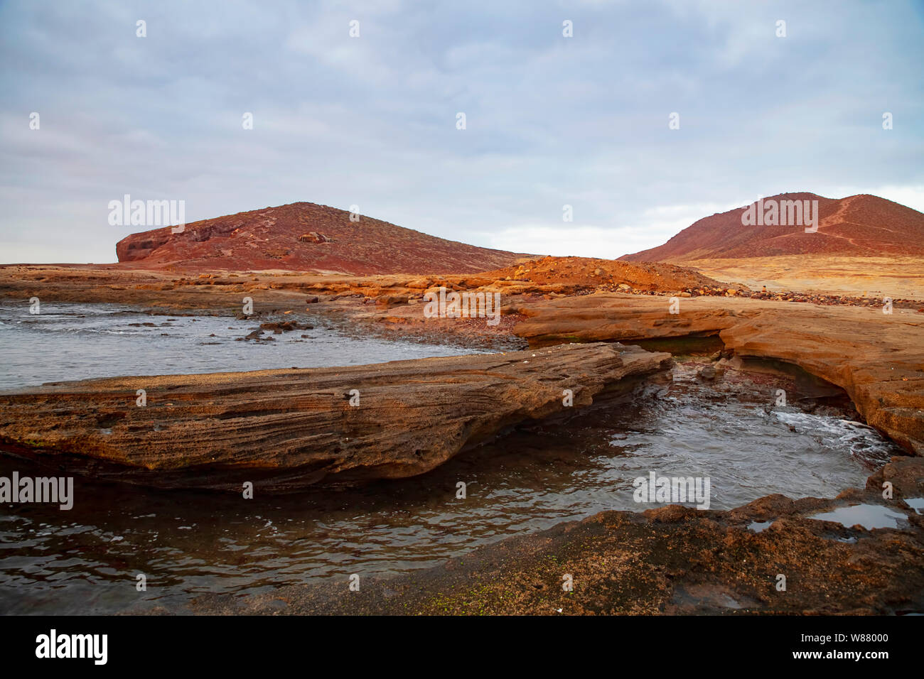 Nuvoloso Tramonto su Montana Roja Riserva naturale speciale, un insolito cono vulcanico, uno dei migliori esempi di inorganici habitat di sabbia dell'isola Foto Stock