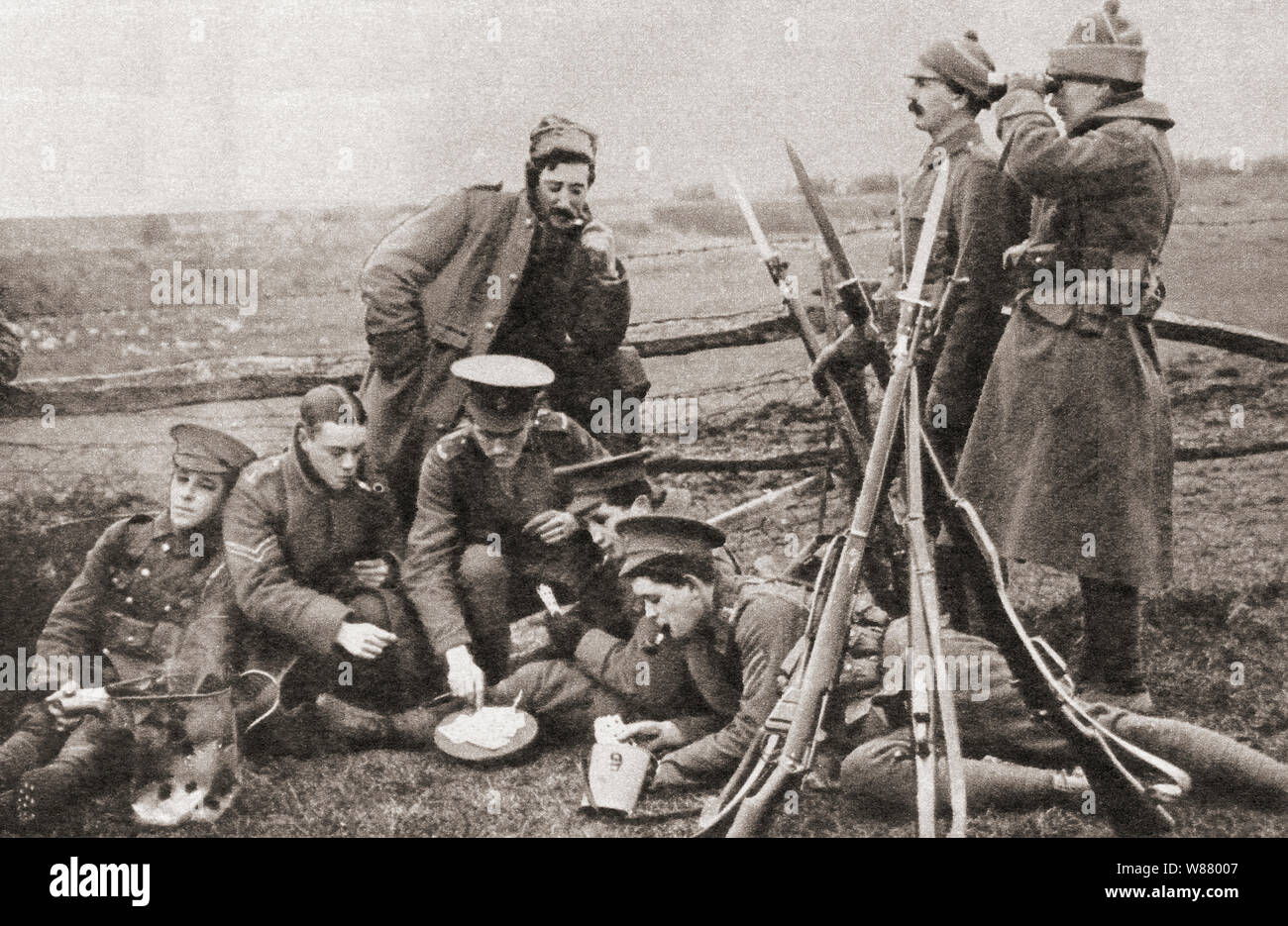 Soldati britannici giocando a carte mentre dietro le linee nemiche durante la prima guerra mondiale. Dalla rievocazione del secolo, pubblicato nel 1934. Foto Stock