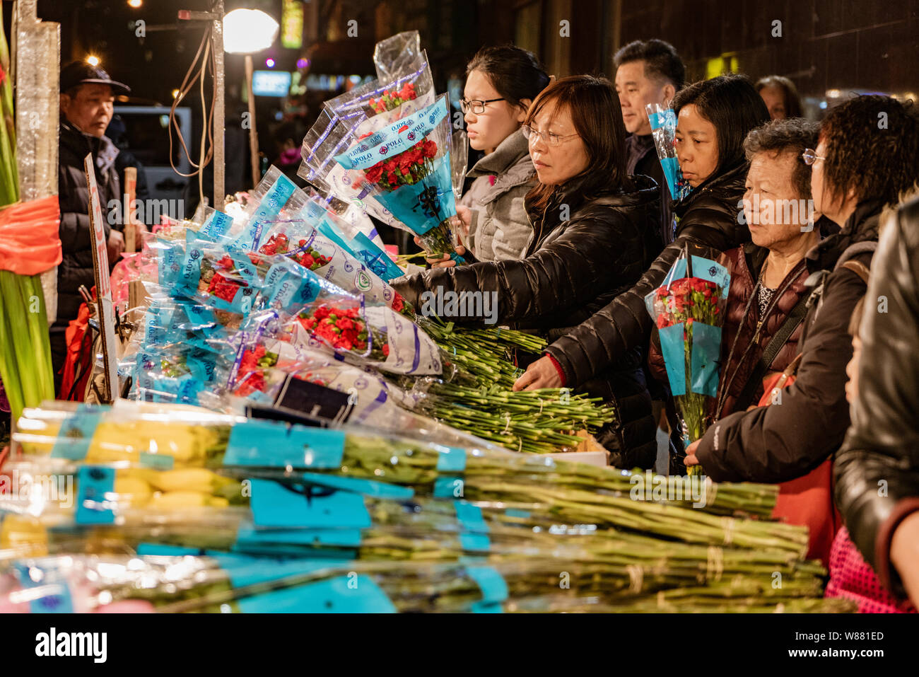 La città di New York New York, Feb 14, 2018: Le donne acquistare fiori di San Valentino nella città di New York Foto Stock