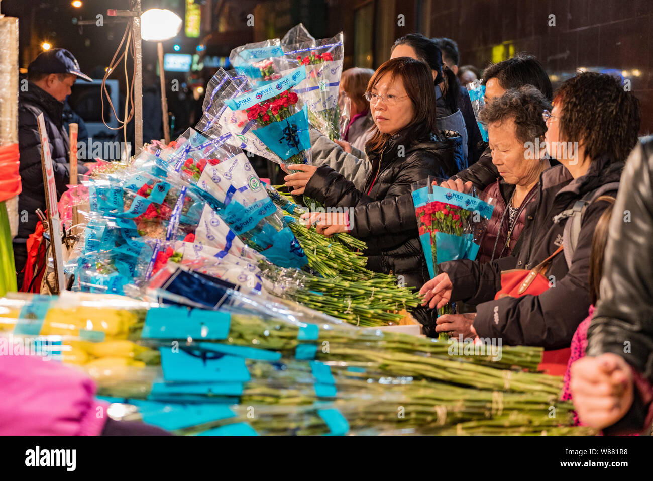 La città di New York New York, Feb 14, 2018: Le donne acquistare fiori di San Valentino nella città di New York Foto Stock