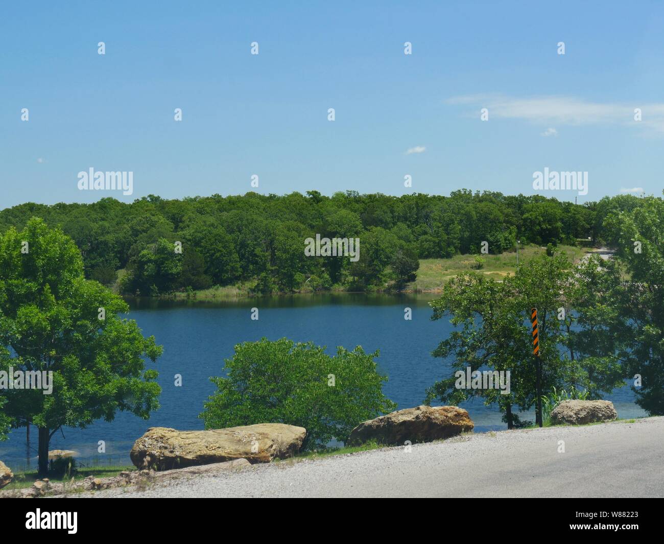 Acque blu di un lago a Chickasaw National Recreation Area in Davis, Oklahoma Foto Stock