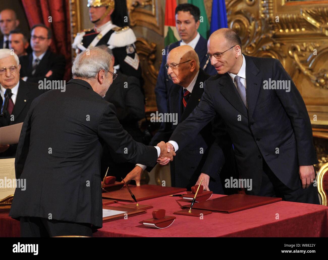 Roma. Giuramento del governo del XVII legislatore nell'immagine: Fabrizio Saccomanni, Enrico Letta, Giorgio Napolitano (Camilla Morandi/IPA/fotogramma, Roma - 2013-04-28) ps la foto può essere utilizzato nel rispetto del contesto in cui è stato preso e senza intento diffamatorio del decoro delle persone rappresentate (Camilla Morandi/IPA/fotogramma, foto repertorio - 2019-08-08) p.s. la foto e' utilizzabile nel rispetto del contesto in cui e' stata scattata, e senza intento diffamatorio del decoro delle persone rappresentate Foto Stock