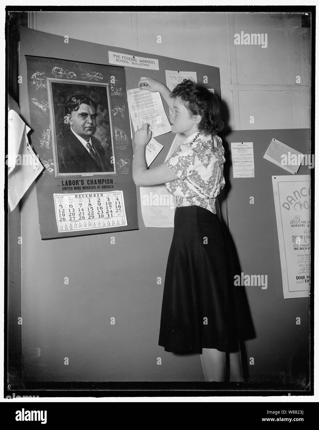 Un Hepburn è nuovo CIO aide. Washington, 8 gennaio. Marian Hepburn, 19-anno-vecchia sorella di Katherine il palco e star del cinema, ha appena compiuto un lavoro con il Regno dei lavoratori federale d'America, Unione di dipendenti del governo affiliati con il CIO. Miss Hepburn è ora nel suo terzo anno al Bennington College, Vermont, riprendendo lo studio di manodopera, governo e sociologia che potrebbe spiegare il motivo per cui lei sta lavorando per FWA. Ella è di riprendere i suoi studi su 20 Febbraio nel momento in cui Ella scriverà su ciò che essa ha imparato dall'esperienza pratica, 1/8/38 Foto Stock