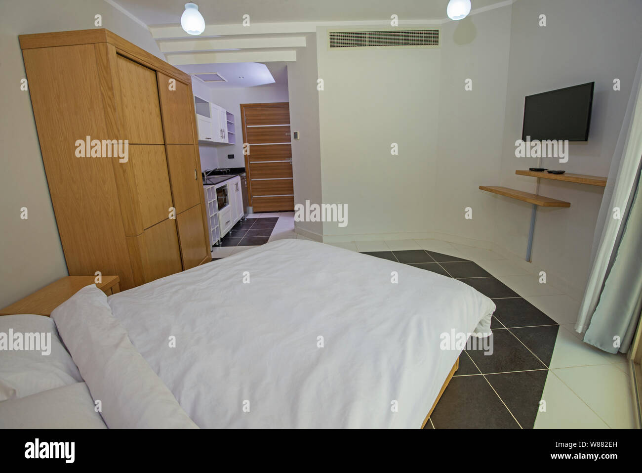 Interior design decor e arredamento di appartamento monolocale di lusso con mobili e letto matrimoniale Foto Stock