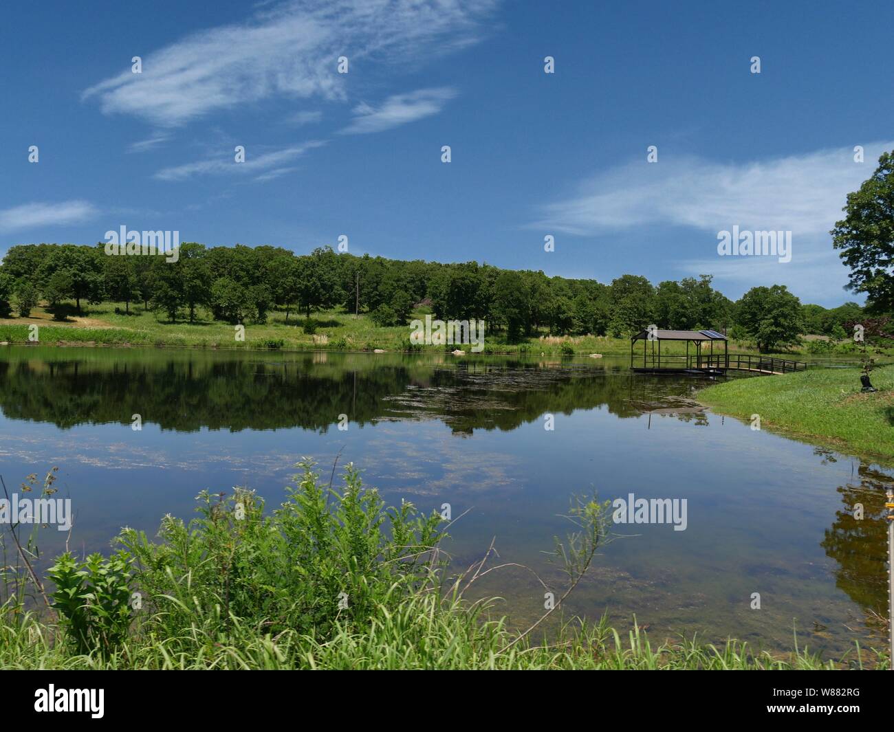 Vista mozzafiato di un lago con riflessi nell'acqua a Chickasaw National Recreation Area in Davis, Oklahoma Foto Stock