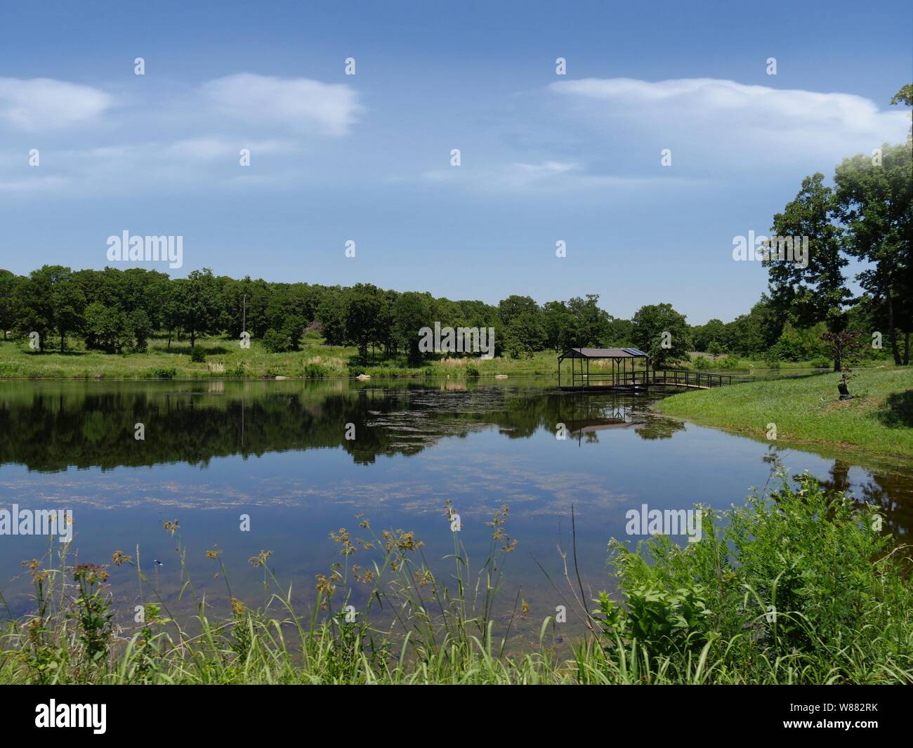 Lago con riflessi nell'acqua a Chickasaw National Recreation Area in Davis, Oklahoma Foto Stock