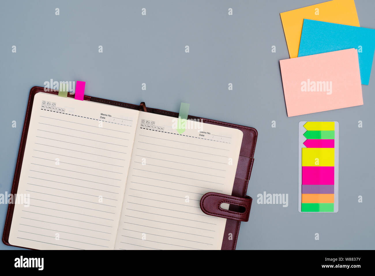 Notebook diario con office multicolor stick carta Foto Stock