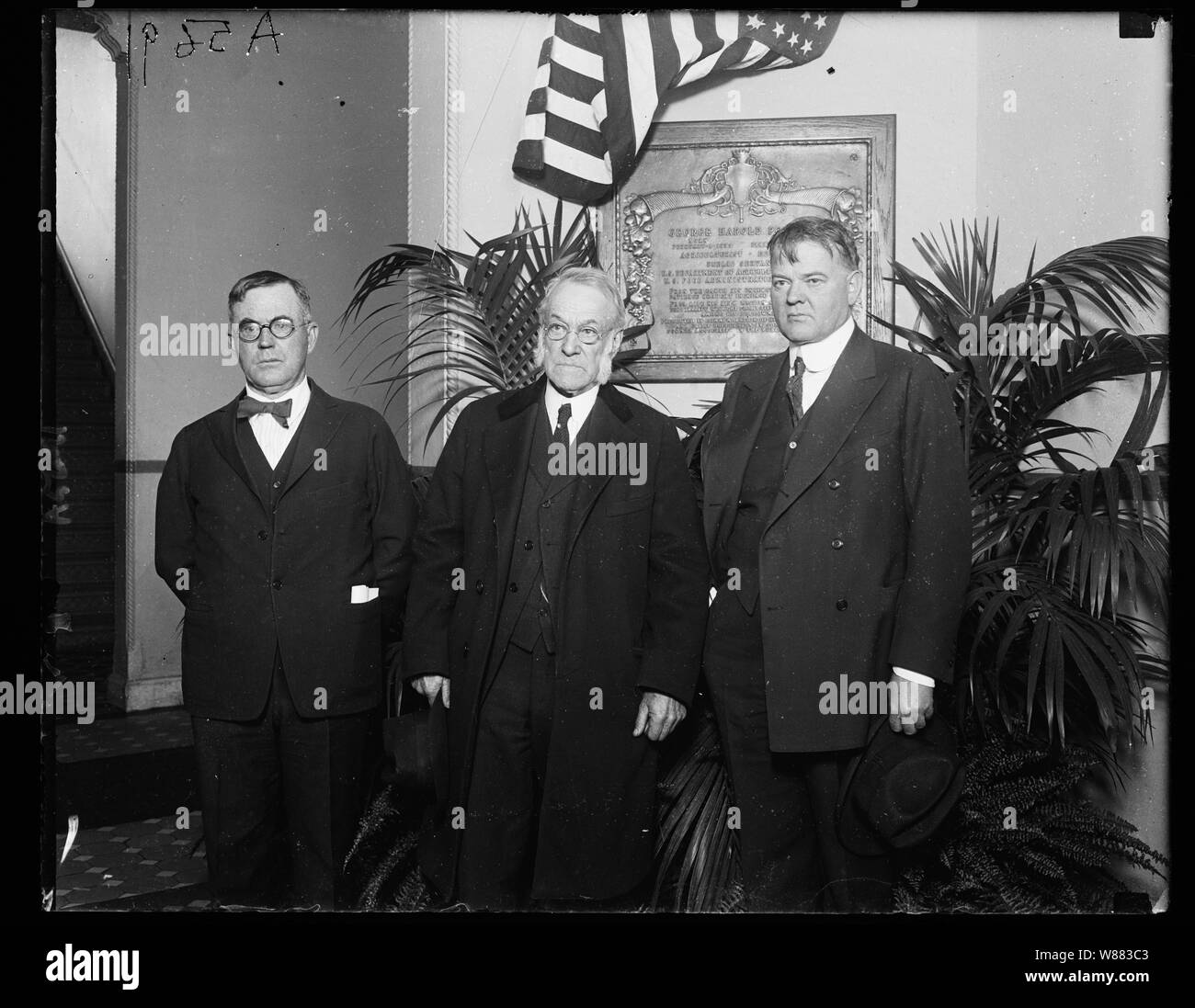 Una lapide in bronzo di G.H. Powell è stata presentata al Dipartimento di agric. Secy. Wallace, A.B. Powell e Secy. Hoover Foto Stock