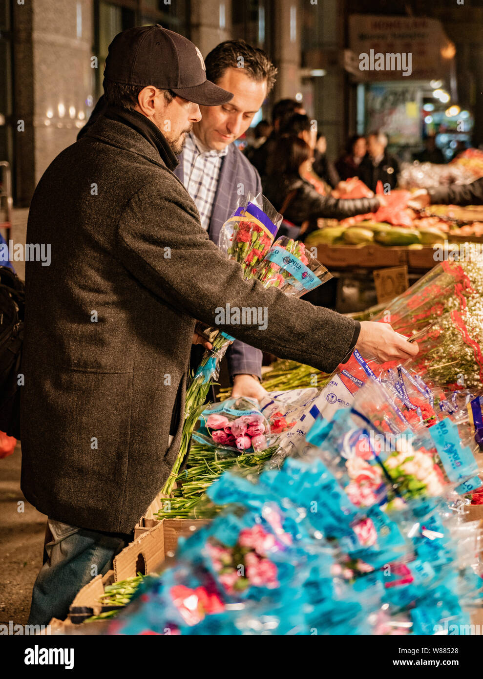 La città di New York New York, Feb 14, 2018: uomo acquista i fiori per San Valentino da venditore ambulante in New York City Foto Stock