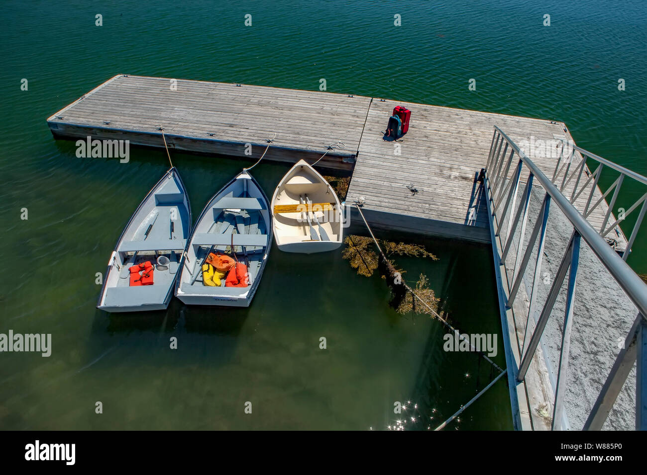 Imbarcazioni a remi ormeggiate ad un dock nella parte inferiore Muscongus baia vicino a Bremen, Maine, Stati Uniti d'America. Foto Stock