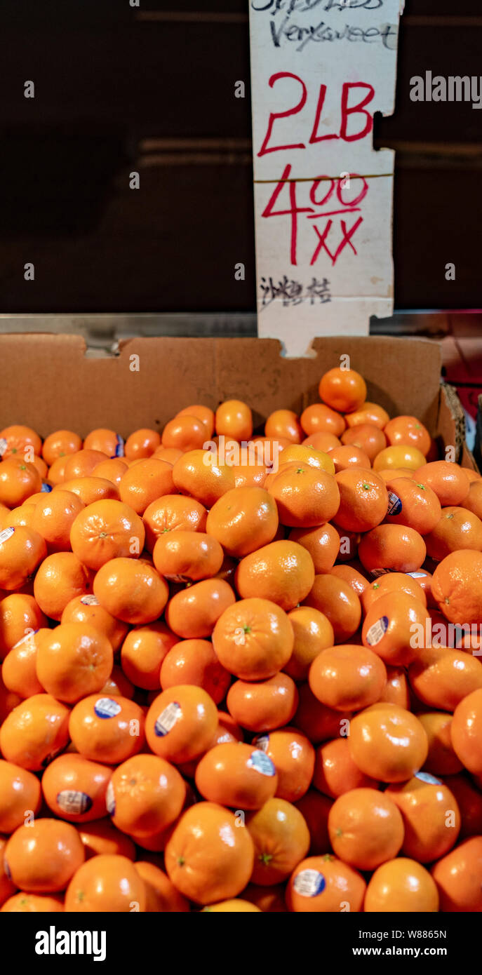 La città di New York New York, Feb 14, 2018: Stack di mandarini per la vendita al mercato Foto Stock