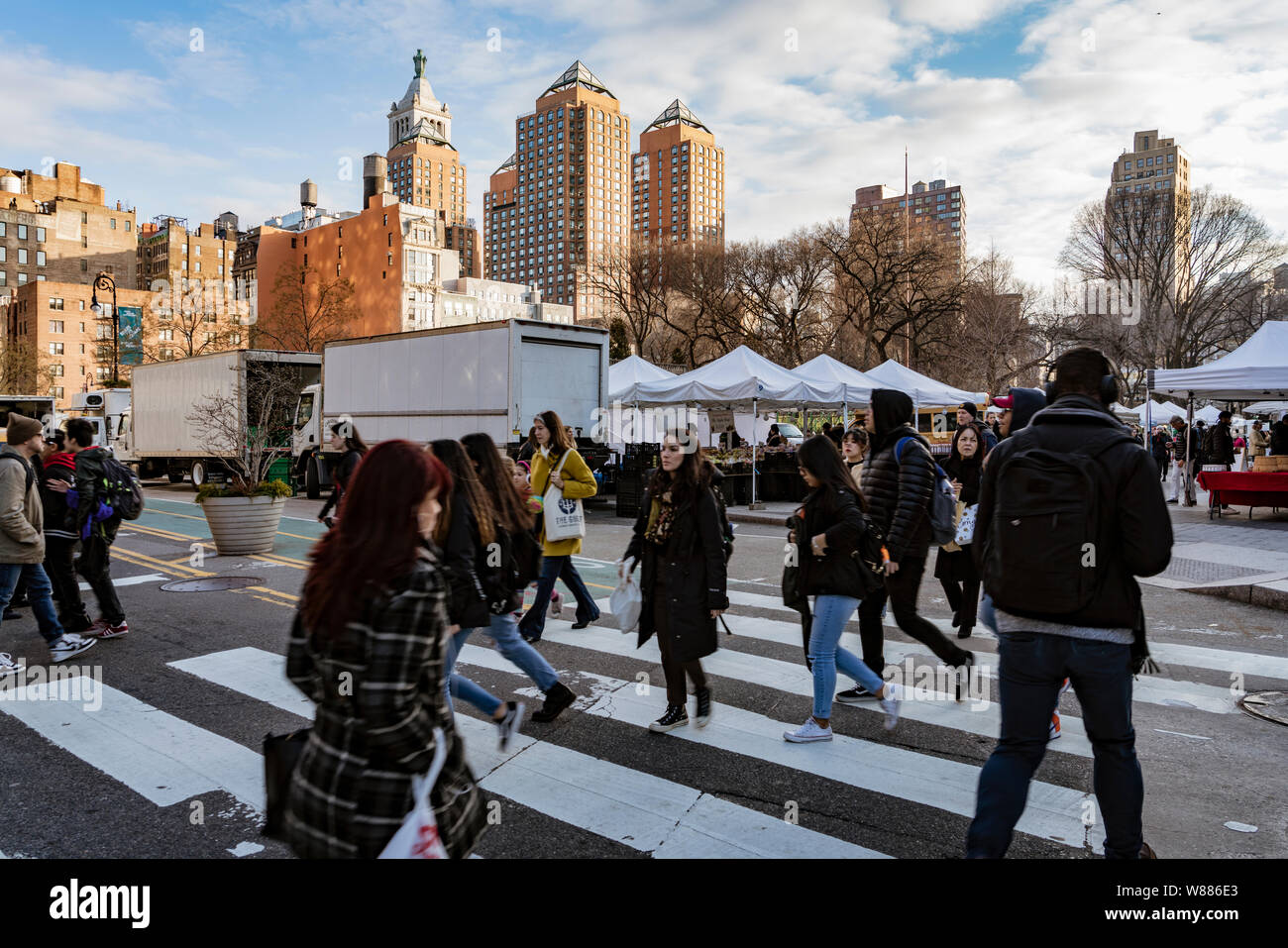 La città di New York New York, Feb 14, 2018: persone cross street a New York skyline della città in background Foto Stock