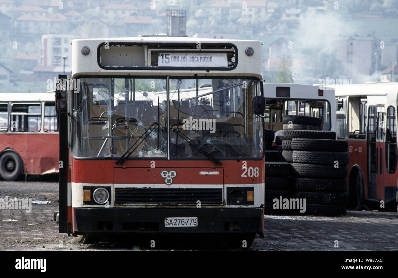 Il 30 aprile 1993 durante l'assedio di Sarajevo: autobus danneggiato dal fuoco dei cecchini e mortai, parcheggiata per tutta la durata dell'assedio nel deposito principale di GRAS, le società di trasporti pubblici. Foto Stock