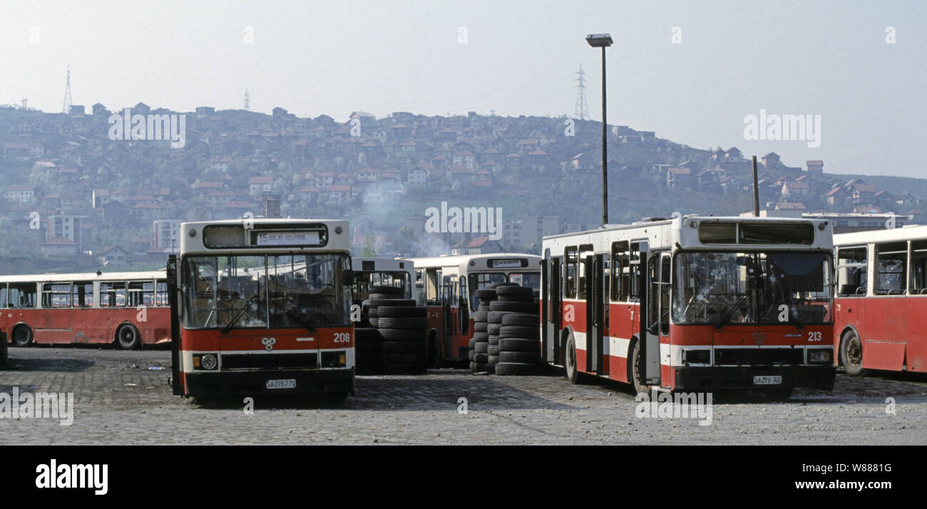 Il 30 aprile 1993 durante l'assedio di Sarajevo: autobus danneggiato dal fuoco dei cecchini e mortai, parcheggiata per tutta la durata dell'assedio nel deposito principale di GRAS, le società di trasporti pubblici. Foto Stock