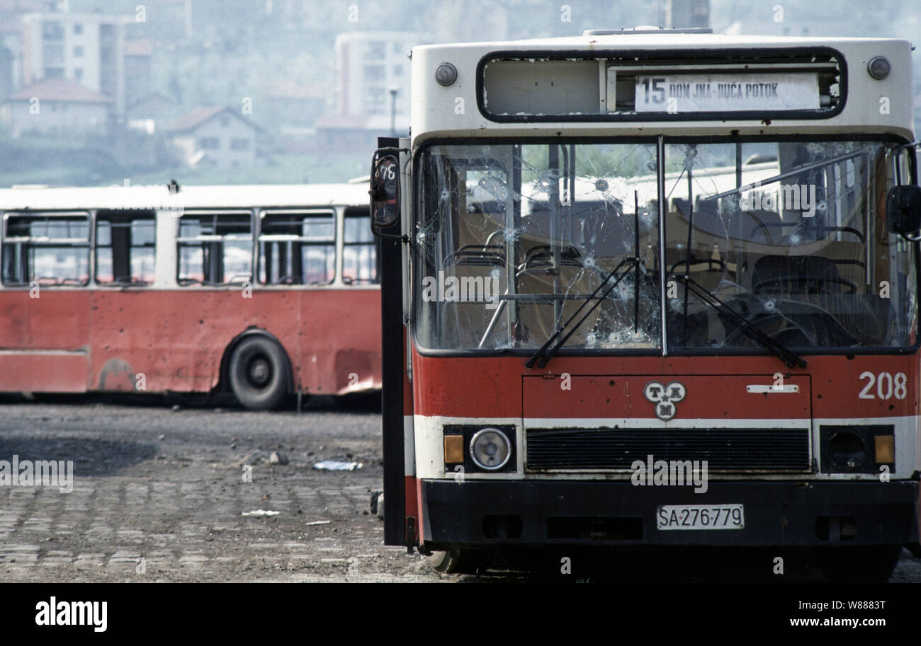 Il 30 aprile 1993 durante l'assedio di Sarajevo: autobus danneggiato dal fuoco dei cecchini e mortai, parcheggiata per tutta la durata dell'assedio nel deposito principale di GRAS, le società di trasporti pubblici. Foto Stock
