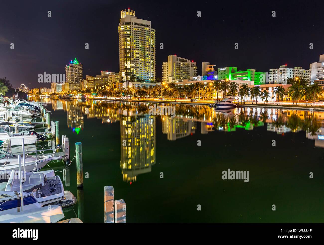 Alberghi e appartamenti di lusso, scena notturna, Miami Beach, Miami-Dade County, Florida, Stati Uniti d'America Foto Stock